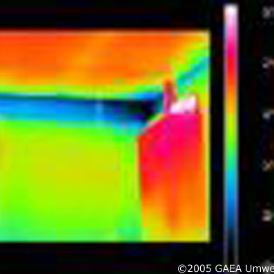 <b>4 Tauwasserbildung durch Wärmebrücken</b>
Infrarotbild mit einer Thermokamera aufgenommen zeigt die unterschiedliche Temperaturverteilung verschiedener Bauteile
